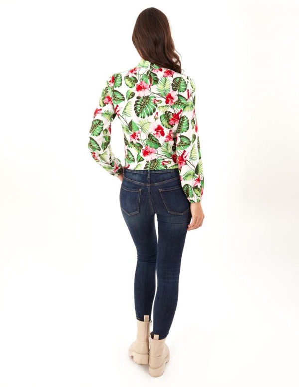 estampado floreado. se puede combinar con pantalon de vestir o jeans