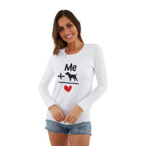 Blusa con un cuello redondo y manga larga. en el frente cuenta con un estampado temático de mascotas "dog + me". es una blusa perfecta para recordar a tu peludo. se puede usar en de forma casual con jeans o para un look deportivo con pants o leggings.