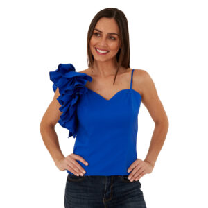 Blusa de tirantes y escote de corazón. tiene un detalle de olanes en un tirante. cuenta con cierre lateral. perfecta para un look de cocktail se puede usar con una jeans