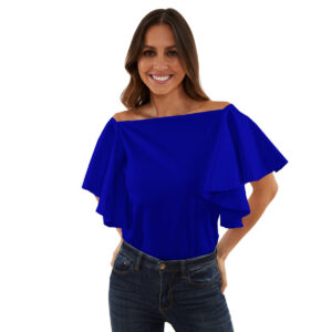 Blusa de cuello recto y olanes en las mangas. la blusa se pude utilizar como se muestra en la foto