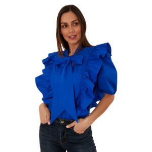 Blusa de manga corta y cuello en v con una cinta para crear un lindo moño. cuenta con dos olanes en la parte delantera. es una blusa perfecta para unos jeans o usarla con pantalón de vestir para un estilo más formal.