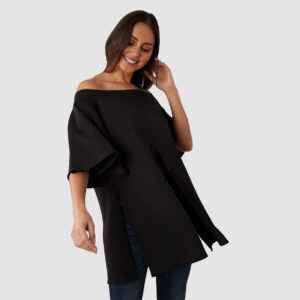 Blusa strapless con aberturas al frente y costados. está confeccionada en un textil de tejido de punto con trama en lycra lo que le brinda un peso ideal para los olanes que tiene en las mangas y elasticidad en 4 sentidos. a pesar de ser un textil de mayor grosor